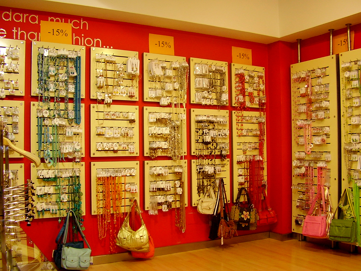 winkel met rode muur